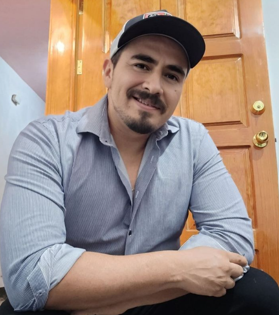 <em>Carlos F.</em>